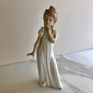 Nao/Lladro "Yawning girl" figurine.  Perfect condition!